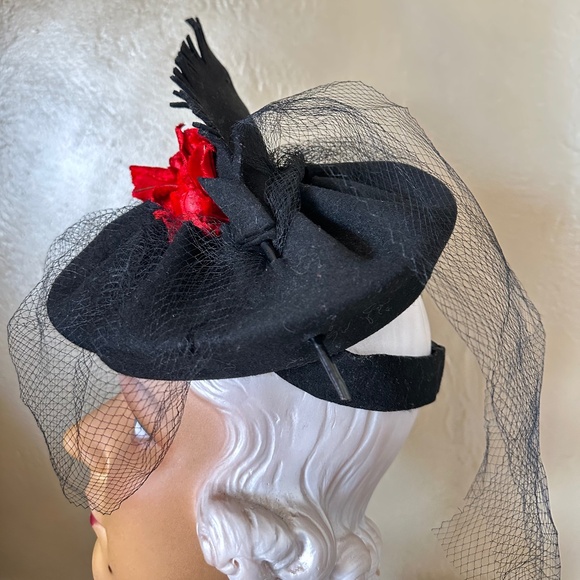 DAZZLING 1940s\' BLACK FELT TILT HAT - FELT \
